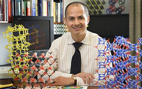 金属 – 有机骨架（MOF）多孔晶体从干燥空气中吸取饮用水