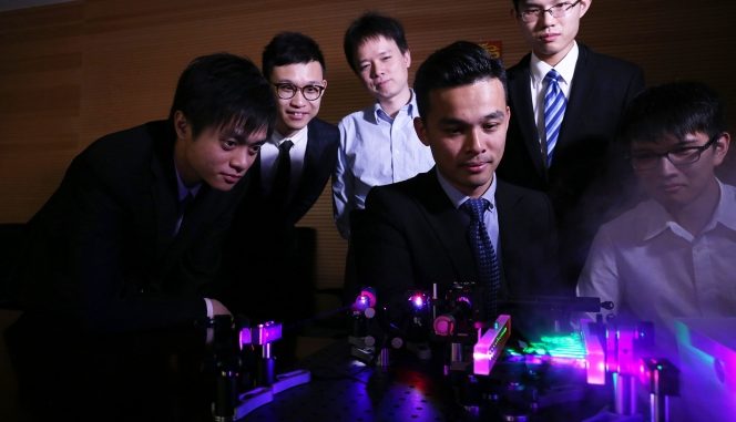 香港大学电机电子工程系谢坚文博士(中)的研究团队与平行镜FACED影像扫描系统