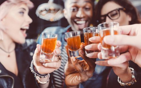 医学解释为什么喝酒会让人愉悦？