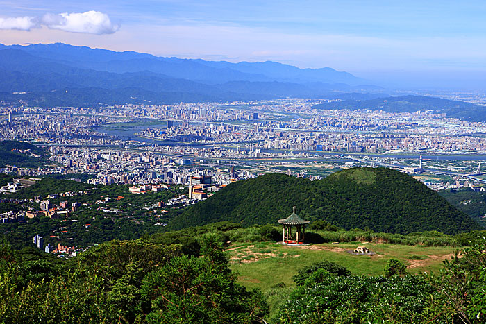 处于盆地地形中的城市,在地震中遭受的破坏会更大
