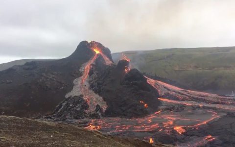 冰岛火山爆发，就在上个月发生震群的地方